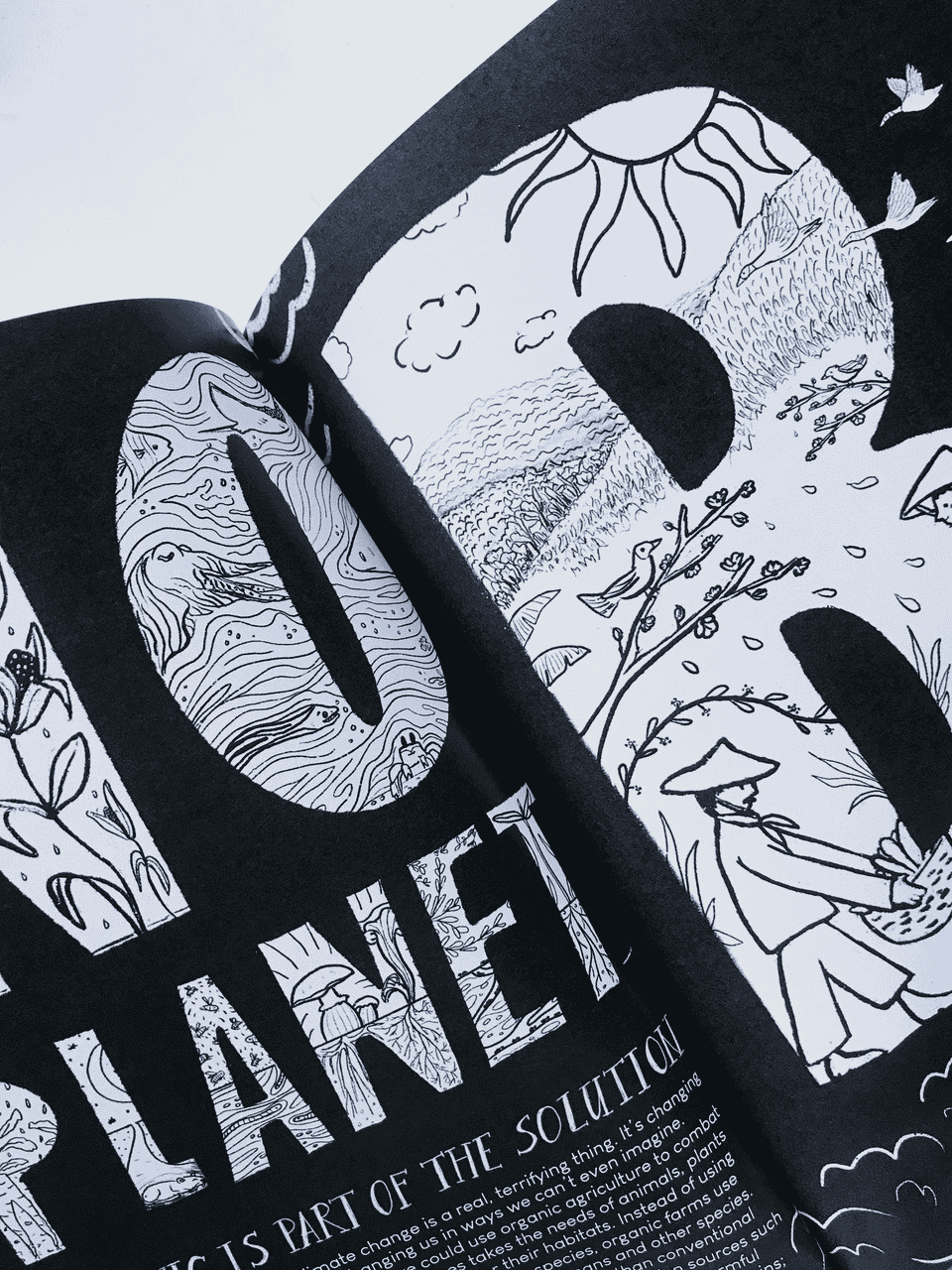 zwart boek met witte grote letters met tekeningen