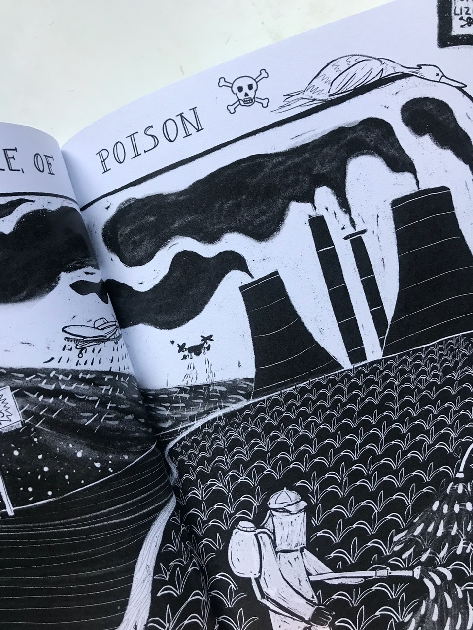 zwart boek met tekening van poison