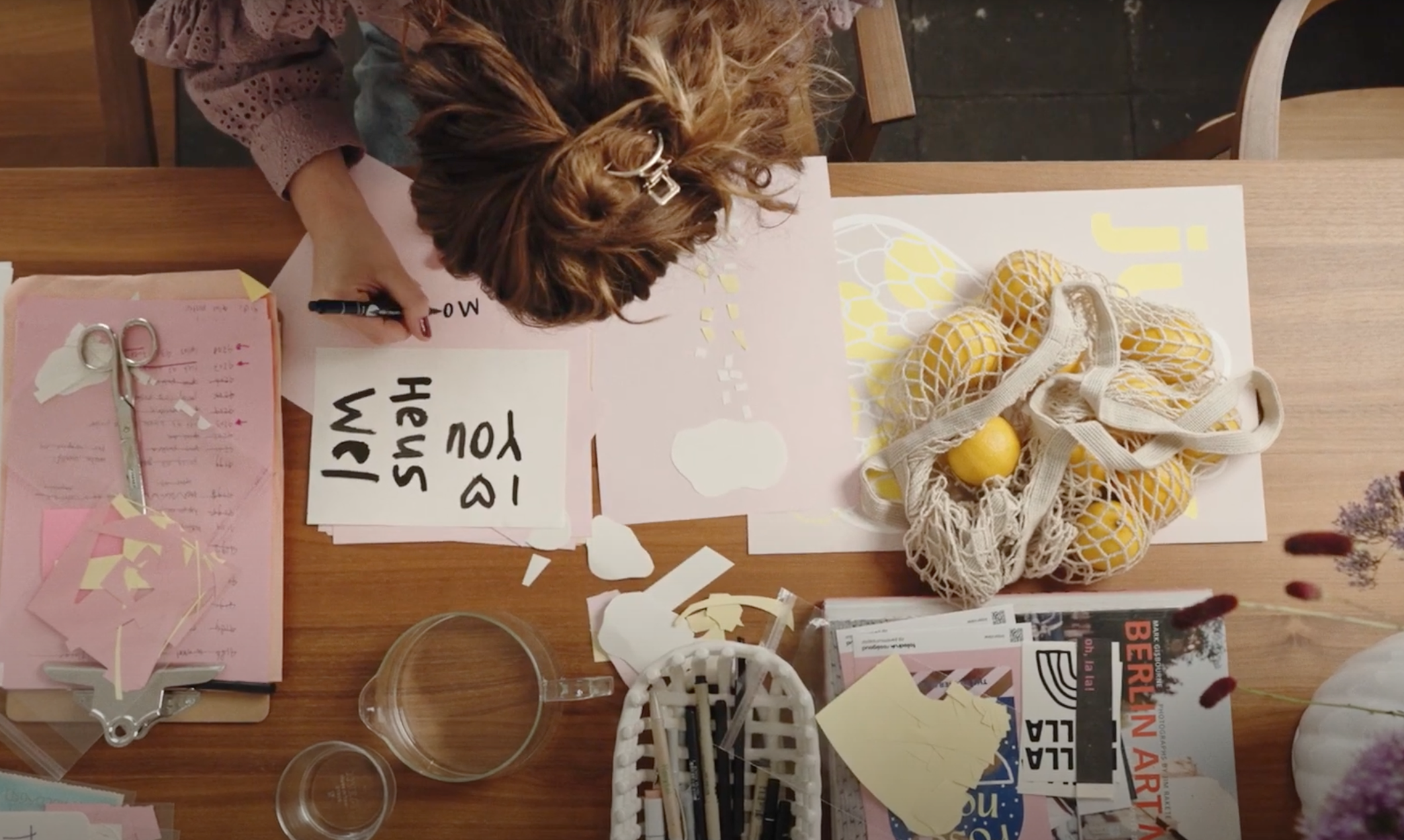 vrouw aan het ontwerpen op houten tafel