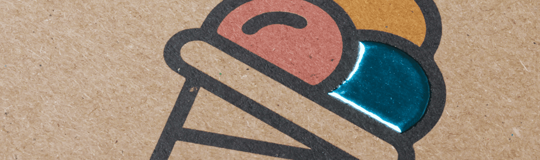 kraftpapier met oceaanblauwe foliedruk