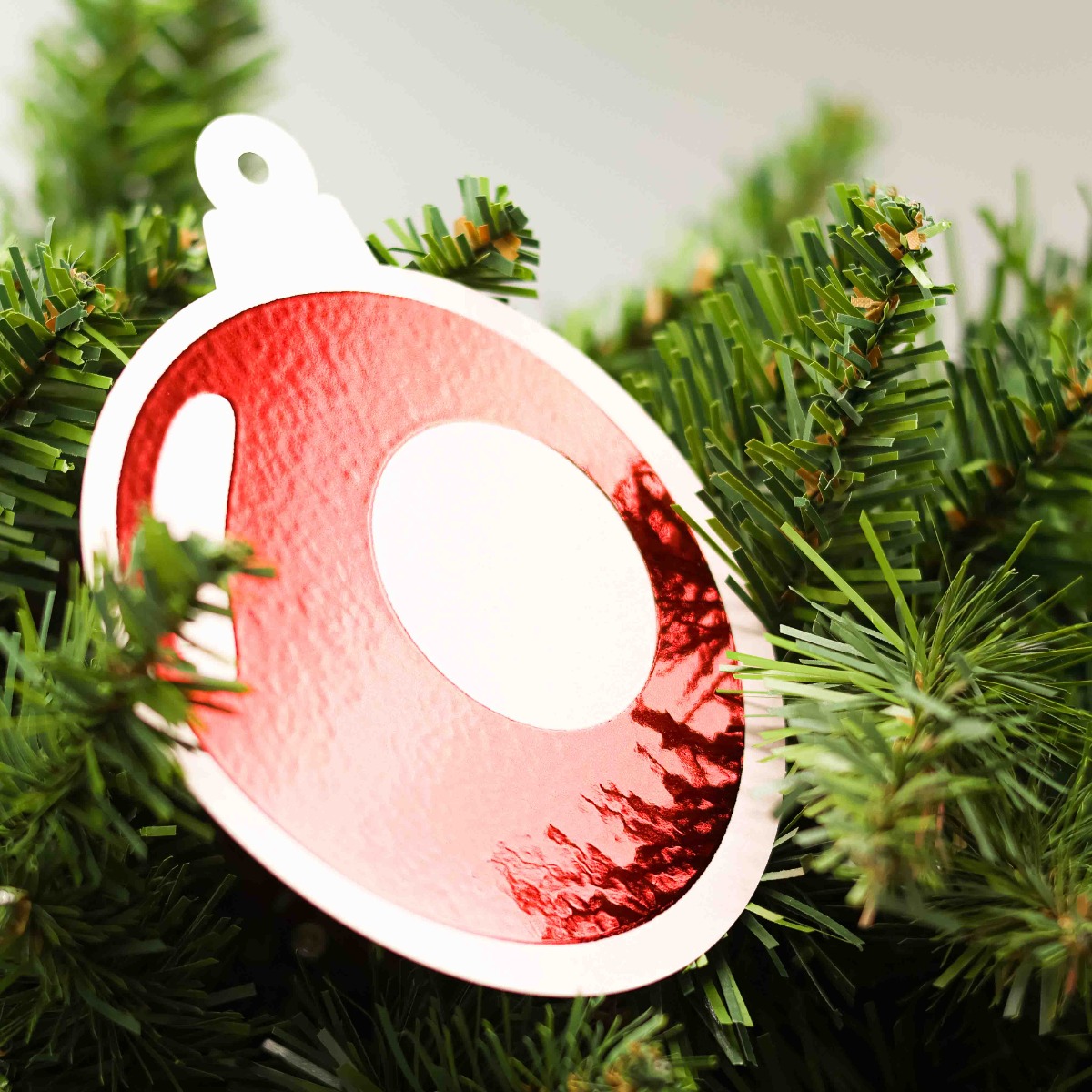 Rode kerstbal gestanst