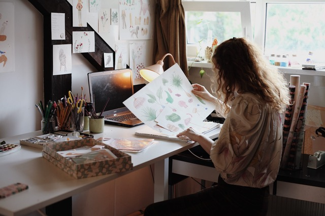 Katinka Feijs in haar studio aan het werk