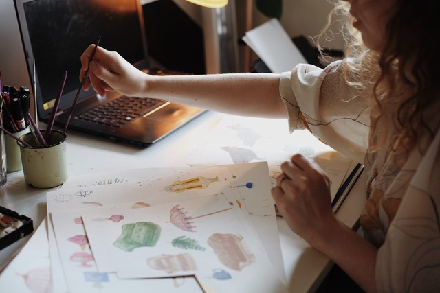 vrouw aan het ontwerpen op papier