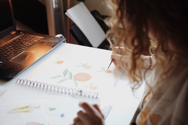 vrouw met krullen ontwerpt op papier
