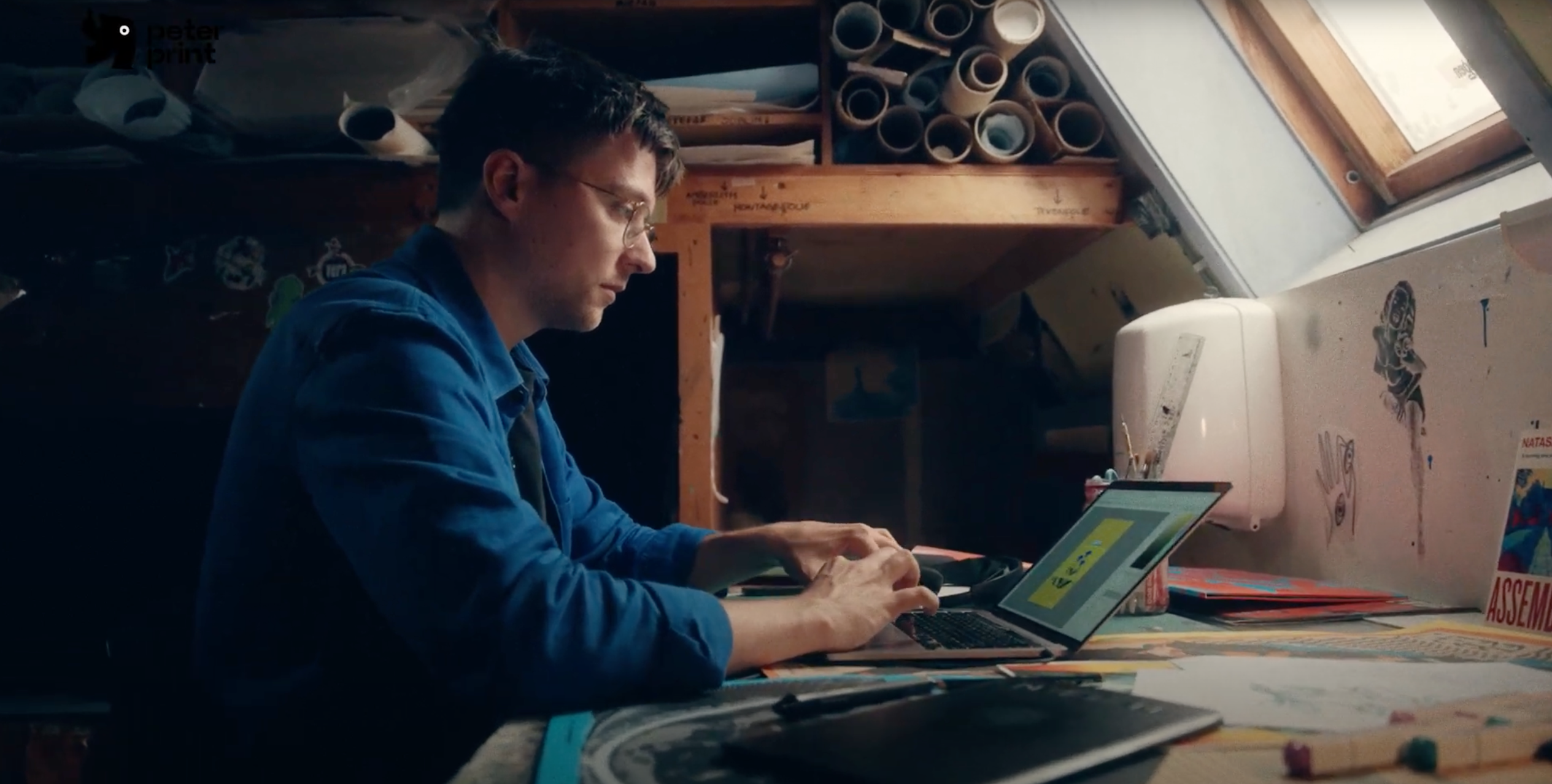 Maarten Huizing aan het ontwerpen achter laptop
