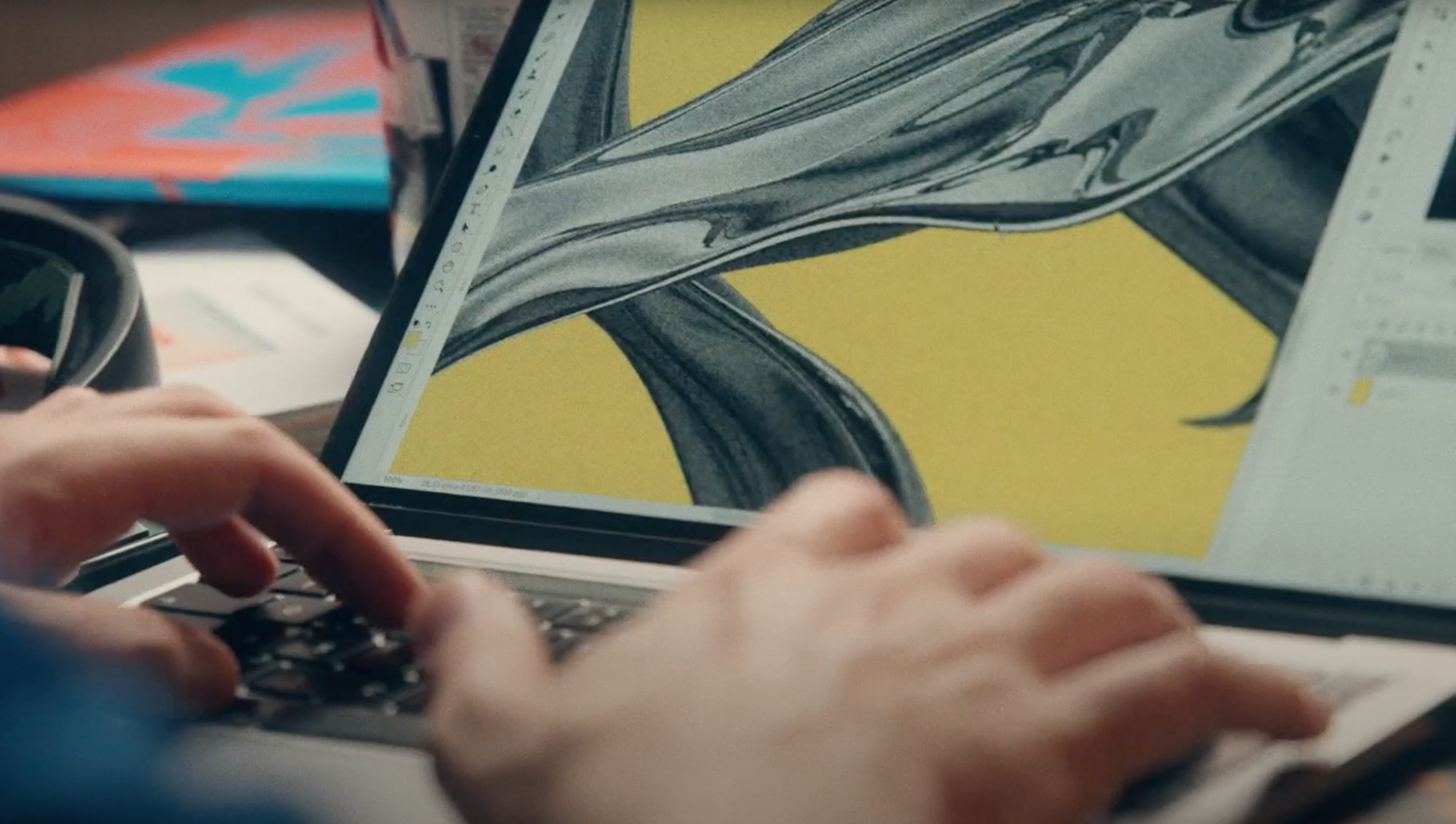 handen aan het typen en illustreren op laptop