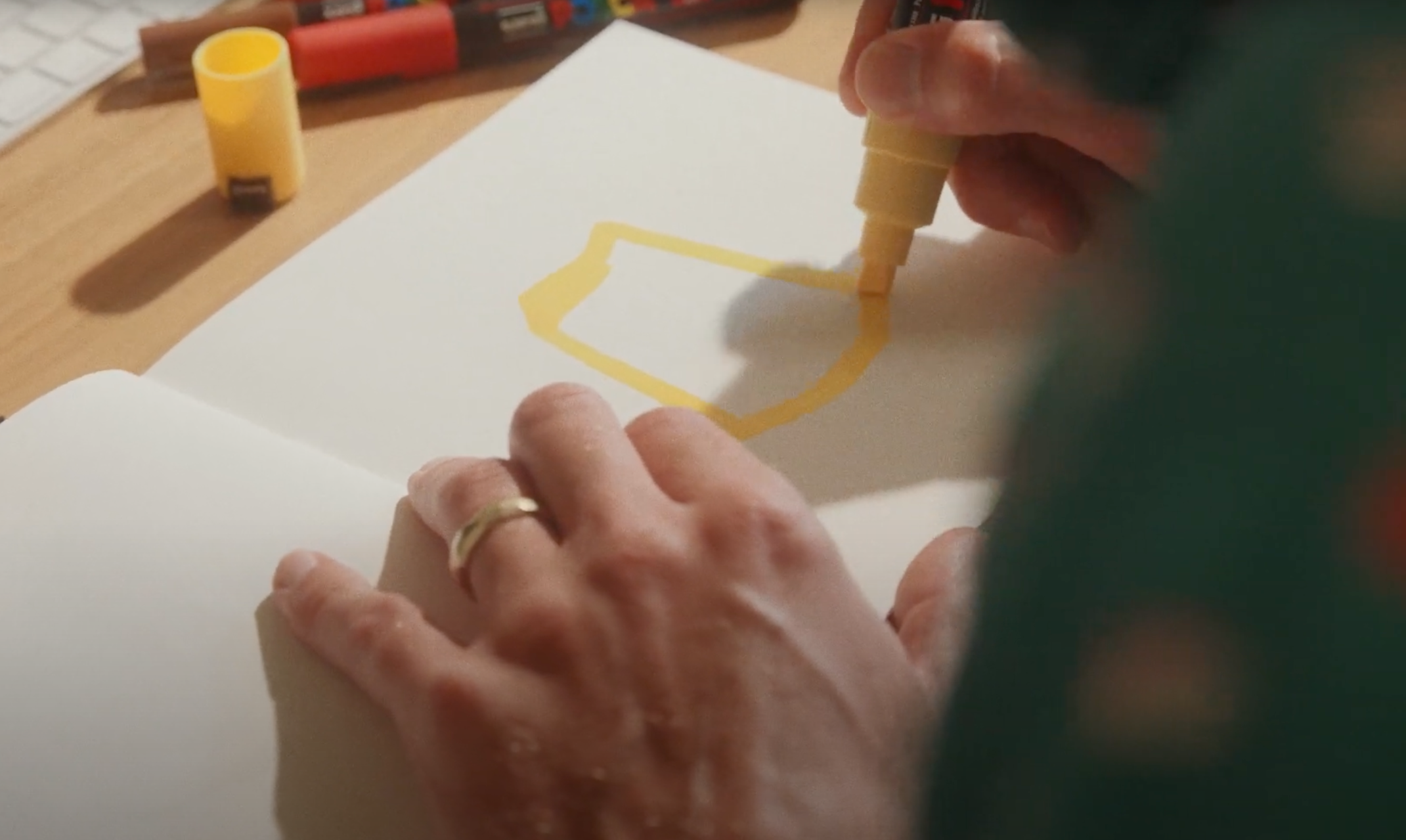 hand aan het tekenen met een glee stift