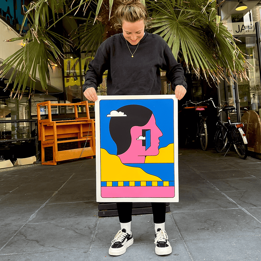 vrouw met kleurrijk schilderij