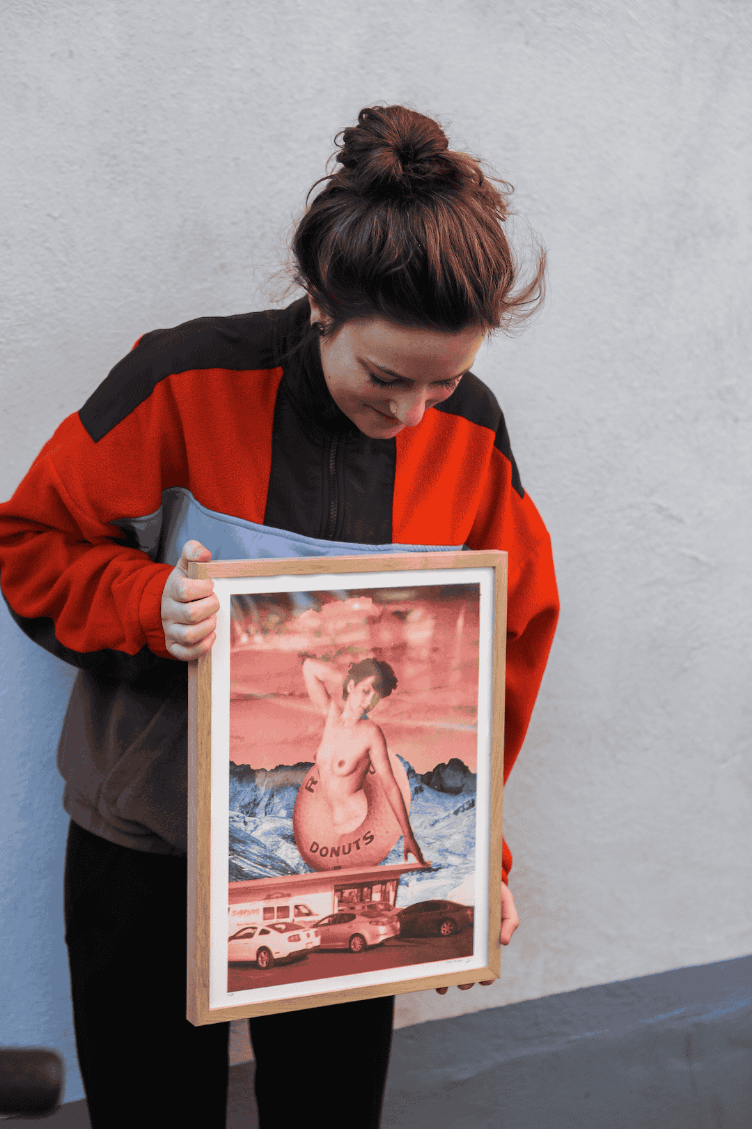 vrouw met schilderij met vrouw in zwemband