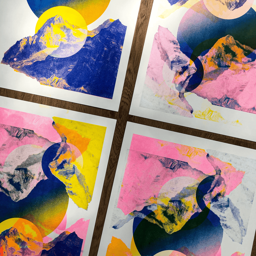 vier kunstwerken van bergen met roze blauw en geel